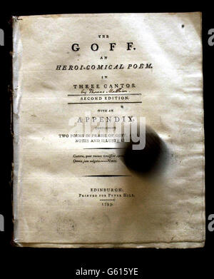 Ein Golfball rollt über eines der ersten Bücher, um das Spiel des Golfs zu beschreiben, im Bonhams Auktionshaus in Edinburgh. The Goff' Using the old Scots Spelling wurde Mitte des 18. Jahrhunderts in Edinburgh veröffentlicht und eine dritte Auflage im Jahr 1793 gedruckt. * ... und verwendet eine satirische Form eines griechischen Epos, beschreibt das Spiel zwischen zwei Protagonisten auf der Stadt Leith Links und mit echten lokalen Figuren des Tages und wird voraussichtlich mehr als 15,000 in Edinburgh am Freitag holen. Stockfoto