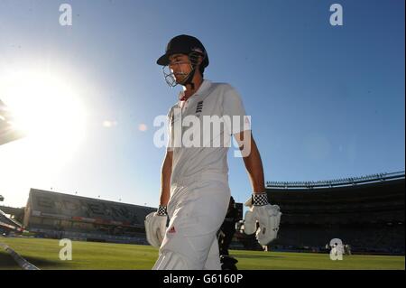 Der englische Alastair Cook verlässt das Feld, nachdem er am vierten Tag des dritten Testmatches im Eden Park, Auckland, Neuseeland, 43 Punkte erzielt hat. Stockfoto