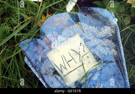 Blumen mit Nachrichten, die am Straßenrand hinterlassen wurden, in der Nähe von Orten, wo forensische Polizeiteams weiter suchen, in der Nähe von Lakenheath, Suffolk. Die Polizei, die den Tod von Holly Wells und Jessica Chapman untersucht, stellt weiterhin einen Hausmeister und seine Freundin in Frage, die wegen des Verdachts ihres Mordes verhaftet wurden. *die Richter gewährten gestern Abend der Polizei von Cambridgeshire eine weitere und letzte Verlängerung um 36 Stunden, um Ian Huntley, 28, und seine Freundin Maxine Carr, 25, wegen der Morde an den beiden 10-Jährigen zu befragen. Stockfoto