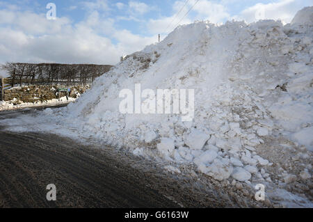 Haufenweise Schnee an der Kreuzung von Shay Lane im Briercliffe Bereich der Burnley, dem Körper eines Mannes über das Wochenende gefunden wurde. Stockfoto