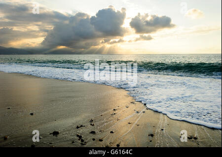 Meer Sonnenstrahlen ist eine ominöse Sturm als eine helle Reihe von Sonnenstrahlen durch die Dunkelheit brach über dem Ozean übergesiedelt. Stockfoto