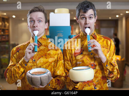 Die Food-Architekten Sam Bompas und Harry Parr (rechts) von Bompas & Parr starten die Heinz Beanz Flavour Experience im Londoner Fortnum & Mason. Stockfoto