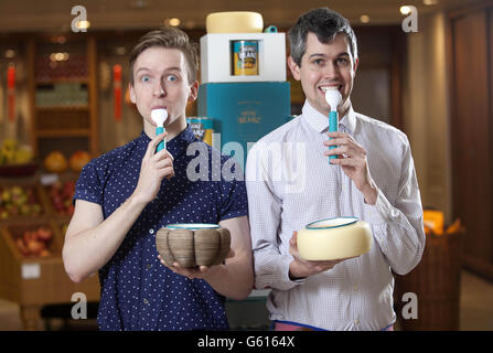 Die Food-Architekten Sam Bompas und Harry Parr (rechts) von Bompas & Parr starten die Heinz Beanz Flavour Experience im Londoner Fortnum & Mason. Stockfoto