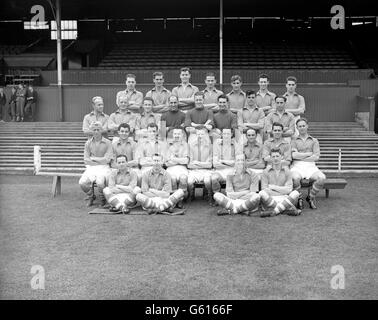 Navigationsleiste Kader von Nottingham Forest für die Saison 1954/55. (Hintere Reihe l-r) James Clarke, Jack Burkitt, Bob McKinlay, Ron Blackman, F Barclay, Alan Orr, P. Foster. (Mittlere Reihe l-r) Bill Whare, Horace Gager, Geoff Thomas, Harry Walker, Bill Farmer, D Brown, Peter Lay, Jack Hutchinson. (Vordere Reihe l-r) Tom Martin, Tommy Wilson, Sid Thompson, Hugh McLaren, Arthur Lemon, Wally Ardron, Noel Kelly, Alan Moore und Keith Turner. (Sitzend auf Gras l-r) Freddy Scott, Roy Banham, John French, R Gerrard Stockfoto