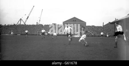 Fußball - League Division Two - Fulham gegen Nottingham Forest - Craven Cottage. Wally Ardron in Aktion für Nottingham Forest. Stockfoto