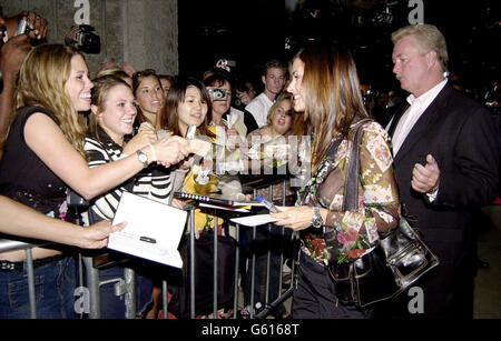 Freundestar Courteney Cox Arquette begrüßt Fans im Samuel Goldwyn Theater in Beverly Hills, Kalifornien, USA, bevor sie an der Premiere von Serving Sara teilnimmt. Stockfoto