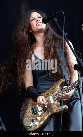 Die kanadische Rocksängerin Alanis Morissette tritt am ersten Tag des V2002 Musikfestivals im Hylands Park, Chelmsford, auf der V Stage auf. Stockfoto