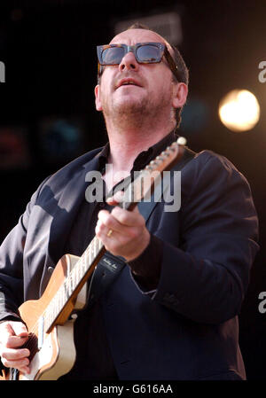 Elvis Costello tritt auf der V Stage auf, am ersten Tag des V2002 Musikfestivals im Hylands Park, Chelmsford. Stockfoto