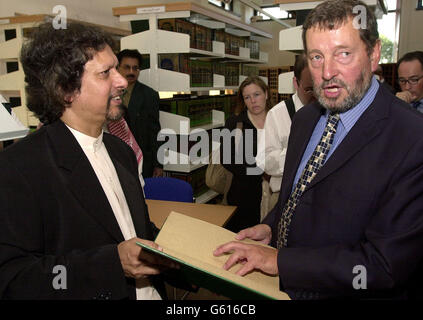 Innenminister David Blunkett (rechts) liest mit dem stellvertretenden Direktor Bashir Ebrahim-Khan eine Brailleschrift des Korans im Muslim Cultural Heritage Centre in West-London. Stockfoto