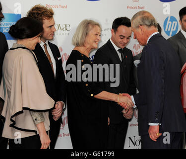 (Links - rechts) Victoria Pendleton, Sam Claflin, Kate Adie, Anthony McPartlin und der Prinz von Wales nehmen an den Prince's Trust & Samsung Celebrate Success Awards am Odeon Leicester Square in London Teil. Stockfoto