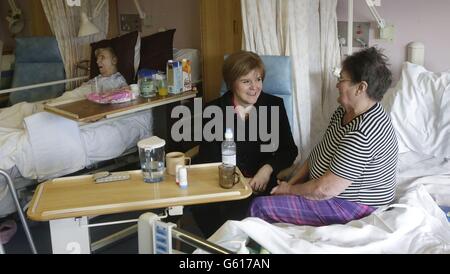 Die stellvertretende erste Ministerin Nicola Sturgeon chattet mit Mary Binnie im Campbeltown Hospital in Kintyre, Schottland, da die Gemeinden einen vierten Tag ohne Strom verbringen müssen. Stockfoto