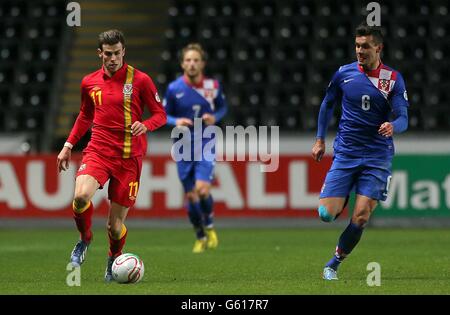 Fußball - WM-Qualifikation 2014 - Gruppe A - Wales gegen Kroatien - Liberty Stadium. Gareth Bale aus Wales (links) und Dejan Lovren aus Kroatien in Aktion Stockfoto