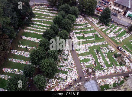 Blumen, die von der Öffentlichkeit auf dem Friedhof der St. Andrew's Church in Soham, Cambs, in Erinnerung an Holly Wells und Jessica Chapman. Stockfoto