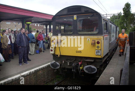 Bahnbeobachter in Walton on the Naze, Essex, schauen sich ihren Zug an, nachdem er am Bahnhof Essex mit Puffern kollidierte und 14 Menschen verletzt hatte. Die Bahnfreunde waren auf einer Charterreise von Crewe aus. Stockfoto