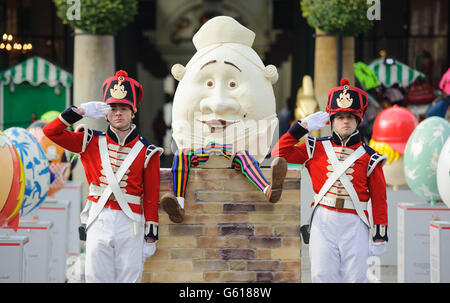 Christian ward (links) und Kevin Kemp als Soldaten verkleidet stehen neben einem 4 Fuß großen Humpty Dumpty Stil Osterei in Covent Garden, im Zentrum von London, als Teil der Lindt Big Egg Hunt Unterstützung Kinderhilfe Aktion für Kinder. Stockfoto