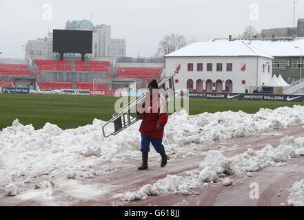 Gesamtansicht des Stadions, das vor dem FIFA-Weltcup-Qualifying vom Schnee geräumt wurde, Gruppe A im Karaorde-Stadion, Novi Sad, Serbien. Stockfoto