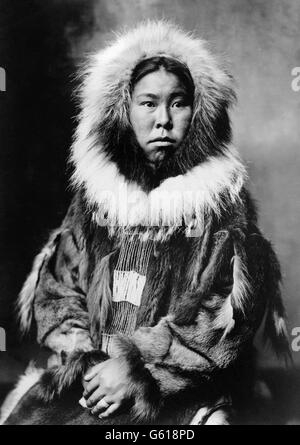 Inuit-Frau, gekleidet in traditioneller Kleidung. Foto von b.b. Dobbs, 1903... Stockfoto