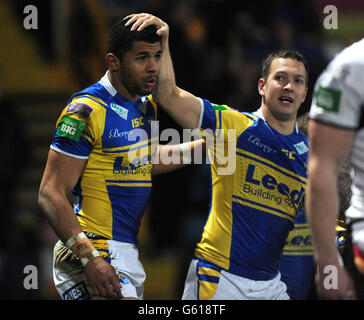 Leeds Rhinos Kallum Watkins (links) wird von Danny McGuire nach einem Versuch während des Super League-Spiels in Headingley Carnegie, Leeds, gratuliert. Stockfoto