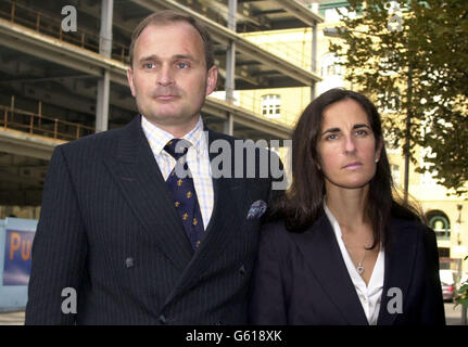 Major Charles Ingram und seine Frau Diana kommen am Southwark Crown Court in London an, um eine Bitte und Anfahrtsbeschreibung wegen Betrugs zu erhalten. Das Paar, zusammen mit einem anderen Mann, Tecwan Whittock, werden beschuldigt, Christopher Tarrant unehrlich zu beschaffen, um einen Scheck durch Täuschung am 10 2001. September in der TV-Show zu unterzeichnen Wer will ein Millionär sein? Stockfoto