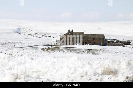 Großbritanniens höchstes Pub, das Tan Hill Inn, ist in Tan Hill, North Yorkshire, immer noch von tiefem Schnee umgeben. Stockfoto