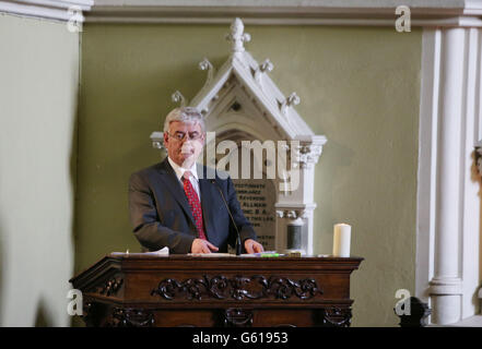 Der Tanaiste- und Außenminister Eamon Gilmore (links) eröffnet den 13. Gottesdienst der Unitarischen Kirche zum Gedenken an die mehr als 3,500 Menschen, die infolge des Konflikts in Nordirland ums Leben kamen. Stockfoto