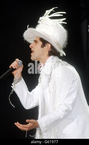 Jane's Addiction Sänger Perry Farrell tritt auf der Hauptbühne beim Carling Weekend Musikfestival in Reading auf. Stockfoto