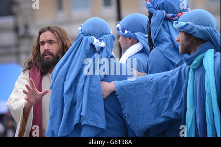 Die Wintershall-Spieler spielen die Passion Jesu am Trafalgar Square in London. Stockfoto