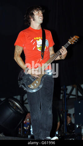 Dave Grohl von den Foo Fighters tritt auf der Hauptbühne des Carling Weekend Musikfestivals in Reading auf. Stockfoto