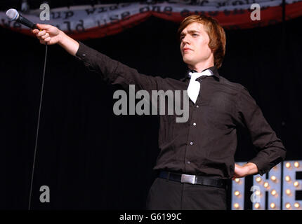 Die Hives-Leadsängerin Howlin' Pelle Almqvist tritt auf der Hauptbühne des Carling Weekend Musikfestivals in Reading auf. Stockfoto