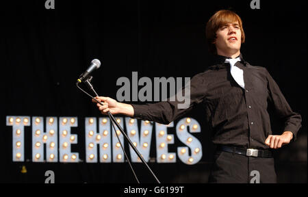 Die Hives-Leadsängerin Howlin' Pelle Almqvist tritt auf der Hauptbühne des Carling Weekend Musikfestivals in Reading auf. Stockfoto