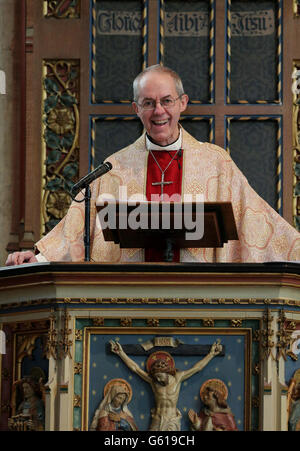 Der Erzbischof von Canterbury, der Hochwürdigste Justin Welby, hält seine Predigt während des Osterdienstes in der Kathedrale von Canterbury, Kent. Stockfoto