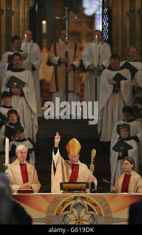 Der Erzbischof von Canterbury, der Hochwürdigste Justin Welby, während des Osterdienstes in der Kathedrale von Canterbury, Kent. Stockfoto