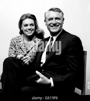 Der immer junge, 62-jährige Filmstar Cary Grant, der mit seiner vierten Frau Dyan Cannon bei einer Pressekonferenz im Savoy Hotel, London, im Bild ist. Stockfoto