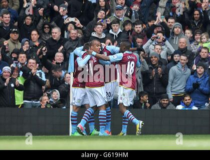 Fußball - Barclays Premier League - Aston Villa gegen Liverpool - Villa Park. Christian Benteke (Obscured) von Aston Villa feiert mit seinen Teamkollegen, nachdem er das Eröffnungstor seines Teams erzielt hat Stockfoto