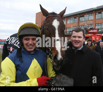 Realt Mor mit Jockey Davey Condon und Trainer Gordon Elliott nach dem Gewinn des Powers Gold Cup während des Osterfestivals auf der Fairyhouse Racecourse, Ratoath, Irland. Stockfoto