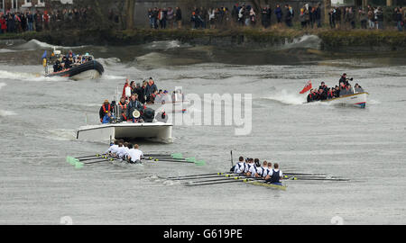 Die Oxford University Eight führt die Cambridge University Eight nach der letzten Kurve an, als sie nach Hause kommen, um das 159. Bootsrennen auf der Themse, London, zu gewinnen. Stockfoto