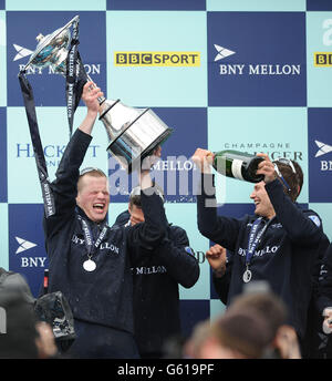 Geordie Macleod (links) der Oxford University Eight feiert mit der Trophäe, nachdem sein Boot das 159. Boat Race auf der Themse in London gewonnen hat. Stockfoto