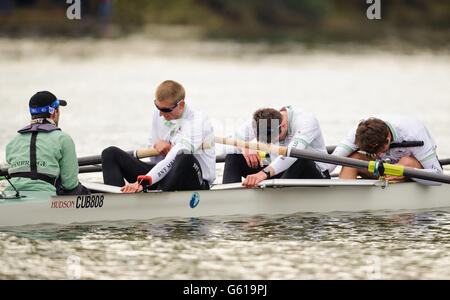 Cambridge wird nach der Niederlage gegen Oxford beim 159. Bootsrennen auf der Themse, London, niedergeschlagen. Stockfoto