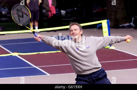 Premierminister Tony Blair spielt Tennis im Tennisclub der Stadt Hackney im Clissold Park im Norden Londons gegen den 16-jährigen Sam Nortey aus Hackney. Stockfoto