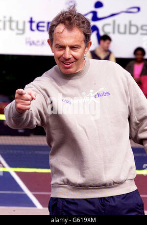 Premierminister Tony Blair spielt Tennis im Tennisclub der Stadt Hackney im Clissold Park im Norden Londons gegen den 16-jährigen Sam Nortey aus Hackney. Herr Blair nahm eine Einladung an, Botschafter für das Programm des städtischen Tennisclubs zu werden. Stockfoto