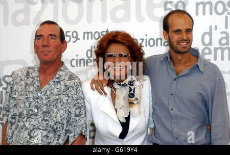 Schauspielerin Pete Postlethwaite (links) mit Schauspielerin Sophia Loren und ihrem Sohn Regisseur Edoardo Ponti während einer Fotoschau für ihren Film Between Strangers beim 59. Internationalen Filmfestival von Venedig, Terrazza del Casino in Lido, Venedig. Stockfoto