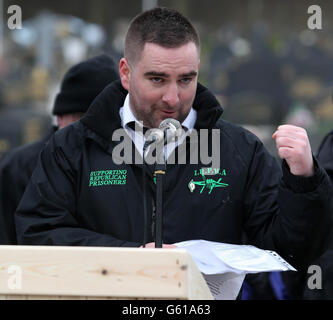 Dermot Ryan, der Bruder des ermordeten echten IRA-Führers Alan Ryan, hält eine Rede, während sich Mitglieder der 32 County Sovereignty Movement zu ihrem Ostergedenken auf dem Stadtfriedhof in Derry versammeln. Stockfoto