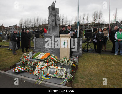 Dermot Ryan, der Bruder des ermordeten Real IRA-Führers Alan Ryan, hält eine Rede, während sich Mitglieder des Komitees der 32. County Sovereignty Movement Bewegung zu ihrem Ostergedenken auf dem Stadtfriedhof in Derry versammeln. Stockfoto