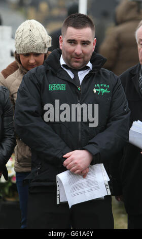 Dermot Ryan, Bruder des ermordeten echten IRA-Führers Alan Ryan, hält eine Rede, während sich Mitglieder der 32 County Sovereignty Movement zu ihrem Ostergedenken auf dem Stadtfriedhof in Derry versammeln. Stockfoto