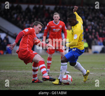 Walsall's Paul Downing (links) und Franck Moussa (rechts) von Coventry City kämpfen um den Ball. Stockfoto