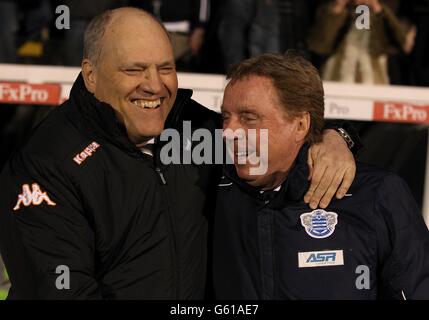 Fußball - Barclays Premier League - Fulham gegen Queens Park Rangers - Craven Cottage. Fulham-Manager Martin Jol (links) mit dem Queens Park Rangers-Manager Harry Redknapp (rechts) vor dem Anpfiff Stockfoto