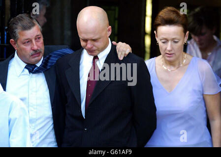 Leslie Chapman (links), Kevin Wells und Nicola Wells (rechts) gehen nebeneinander, als sie die Ely Cathedral verlassen, nach einem Gottesdienst, um an das Leben ihrer ermordeten Töchter Jessica und Holly zu erinnern. Die beiden Mädchen verschwanden am 4. August aus ihrem Haus in Soham, und ihre Leichen wurden fast zwei Wochen später in der Nähe des Luftwaffenstützpunkts Lakenheath gefunden. Stockfoto