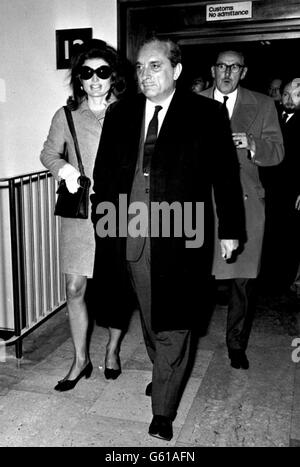 Aristoteles Onassis und seine Frau, ehemals Jacqueline Kennedy, kommen von Genf aus am Flughafen Heathrow an. Stockfoto