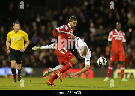 Fußball - Barclays Premier League - Fulham gegen Queens Park Rangers - Craven Cottage. Fulhams Brede Hangeland (hinten) und Adel Taarabt der Queens Park Rangers (vorne) kämpfen um den Ball Stockfoto