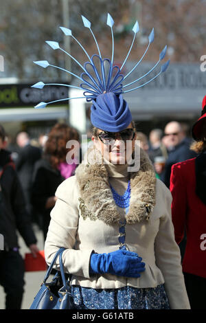 Ein Rennfahrer kommt zum Grand Opening Day des 2013 John Smith's Grand National Meeting auf der Aintree Racecourse, Sefton, zum Rennen. Stockfoto